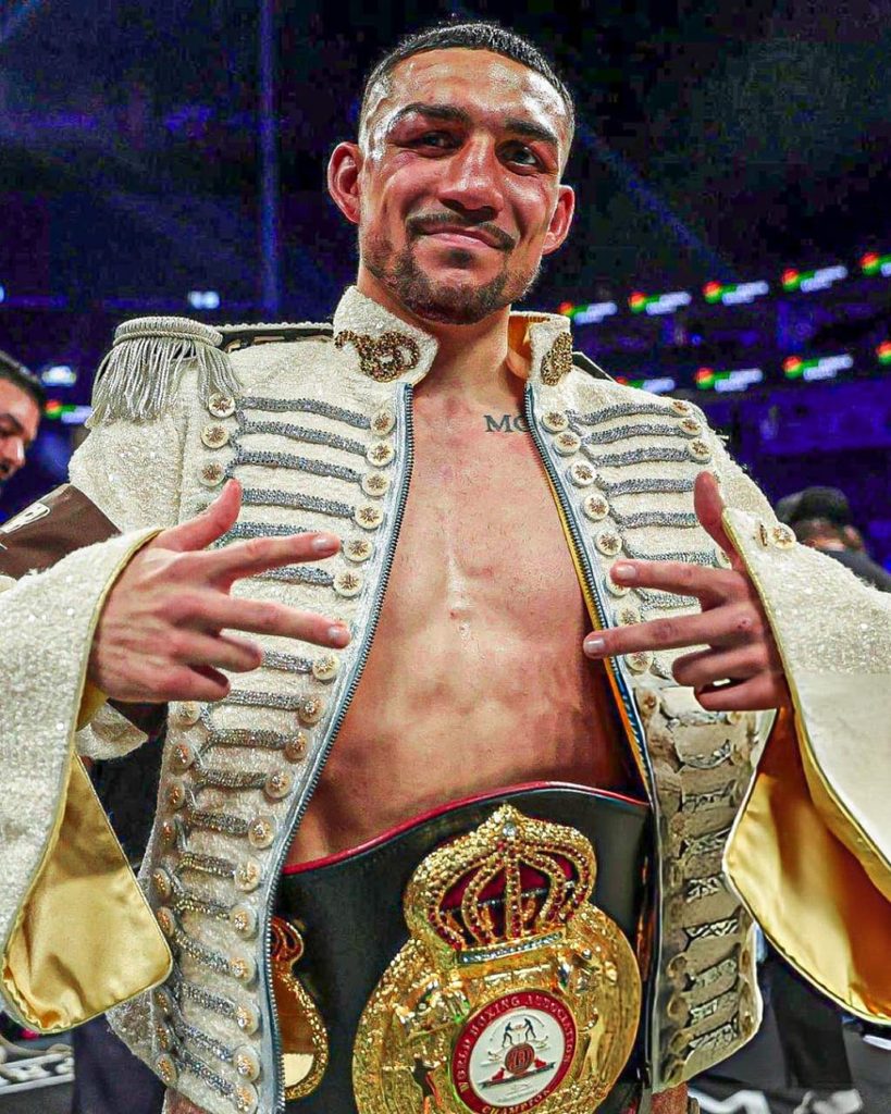 Teófimo López es triple campeón mundial ganando a puro boxeo